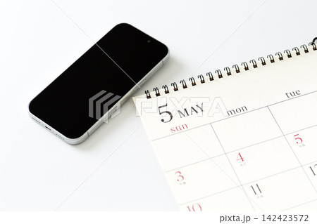 5月のカレンダーとスマホ 142423572