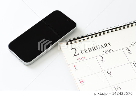2月のカレンダーとスマホ 2月のカレンダーとスマホ 142423576