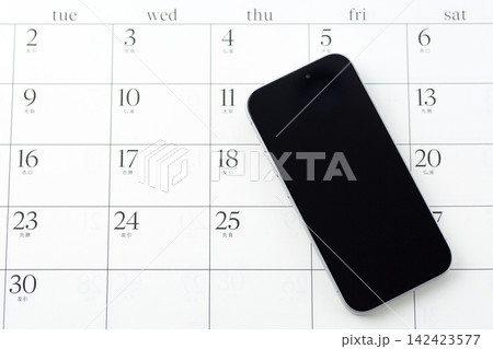 カレンダーとスマホ 142423577