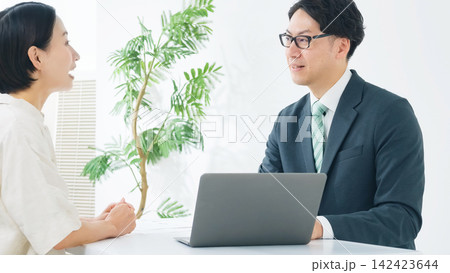 面談するビジネスマン。接客、相談、営業、ビジネス、販売、商談、交渉、案内、提案、受付、BtoC、会議 142423644