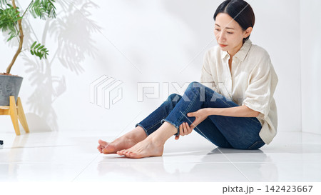 足をさする女性。痛み、筋肉痛、疲れ、疲労、ふくらはぎ、関節痛、マッサージ、フットケア、リラックス、 足をさする女性。痛み、筋肉痛、疲れ、疲労、ふくらはぎ、関節痛、マッサージ、フットケア、リラックス、 142423667