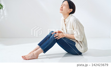 ひざが痛む女性。膝痛、関節痛、痛み、リウマチ、痛風、疲れ、疲労、老化、加齢、軟骨、炎症、半月板、靭帯 ひざが痛む女性。膝痛、関節痛、痛み、リウマチ、痛風、疲れ、疲労、老化、加齢、軟骨、炎症、半月板、靭帯 142423679