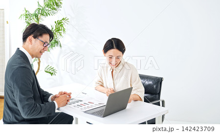 面談する男女。接客、相談、ビジネス、営業、顧客、会議、営業、笑顔、説明、提案、BtoC、販売、接客 面談する男女。接客、相談、ビジネス、営業、顧客、会議、営業、笑顔、説明、提案、BtoC、販売、接客 142423709