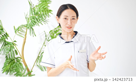 会話する白衣の女性。看護師、介護士、インタビュー、診察、診療、相談、面談、問診、取材、説明、医療事務 会話する白衣の女性。看護師、介護士、インタビュー、診察、診療、相談、面談、問診、取材、説明、医療事務 142423713