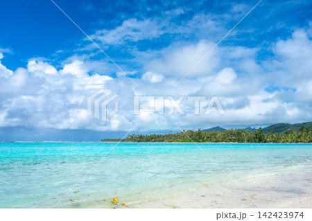 Motu Mahare and Coral Garden, Huahine, French Polynesia, with turquoise waters Motu Mahare and Coral Garden, Huahine, French Polynesia, with turquoise waters 142423974