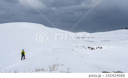 鳥取砂丘の雪景色 スノーシュートレッキングのイメージ素材 鳥取砂丘の雪景色 スノーシュートレッキングのイメージ素材 142424080