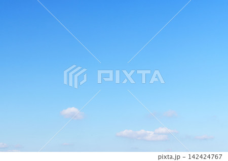 夏の朝の少しボンヤリとした青空と雲の風景02 142424767