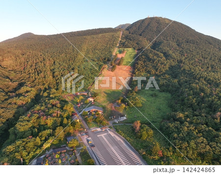 三瓶山に昇る朝日と赤く染まる山の風景 三瓶山に昇る朝日と赤く染まる山の風景 142424865