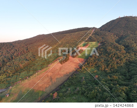 三瓶山に昇る朝日と赤く染まる山の風景 142424868