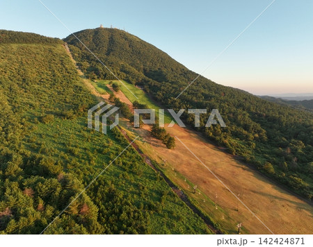 三瓶山に昇る朝日と赤く染まる山の風景 142424871