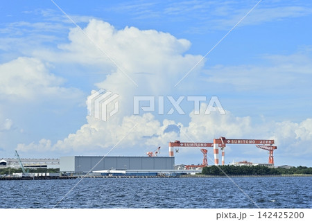 横須賀軍港めぐりツアーの観光船からの風景 横須賀軍港めぐりツアーの観光船からの風景 142425200
