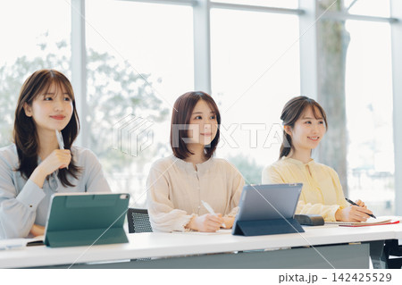授業中の大学生 授業中の大学生 142425529