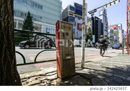 靖国通り沿いに設置された新宿区の消火器 東京都新宿区歌舞伎町1丁目 靖国通り沿いに設置された新宿区の消火器 東京都新宿区歌舞伎町1丁目 142425637