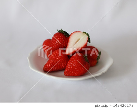 白いお皿に乗ったいちご 142426178
