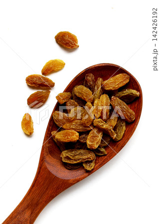 Golden green raisins piled on white 142426192