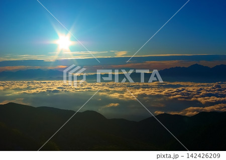 木曽駒ヶ岳山頂から望む夏の雲海と荘厳なご来光。黄金色に輝く朝日とサンバースト。中央アルプス絶景素材。 142426209