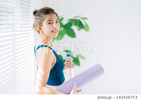 若い女性のフィットネスイメージ 142426753