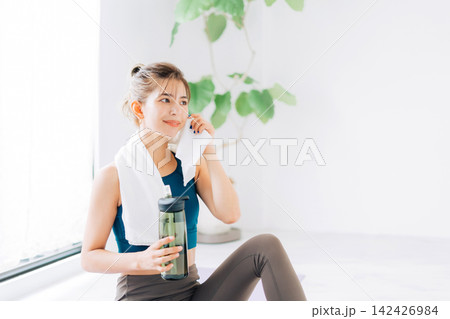 フィットネス後に水を飲む女性 フィットネス後に水を飲む女性 142426984