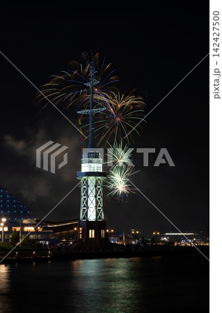 ハーバーランドから眺める神戸港の花火大会　神戸市中央区にて 142427500