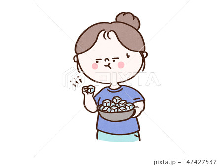 無性に氷が食べたくなりボリボリと氷を食べる女性(氷食症) 無性に氷が食べたくなりボリボリと氷を食べる女性(氷食症) 142427537