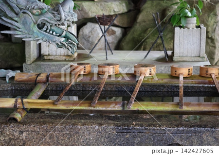 柄杓の置かれた手水鉢のある神社の手水舎の風景 142427605