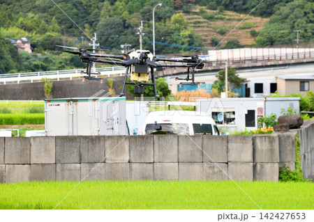 ドローンによる農薬散布 ドローンによる農薬散布 142427653