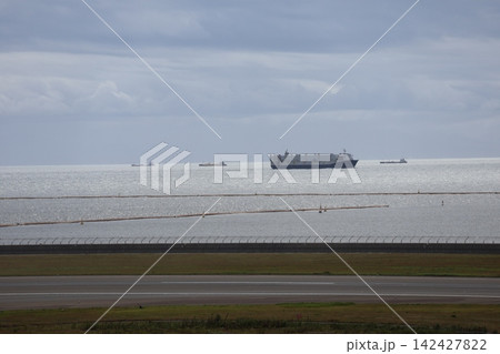 滑走路の空港と海と大型タンカーと空の風景 142427822