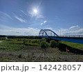 晴れた日の橋のある風景 142428057