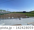 野球場、青空の下で試合開始を待つ球児 142428059