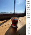 晴れた日の午後、田舎のカフェでコーヒーと風景に癒される 142428063
