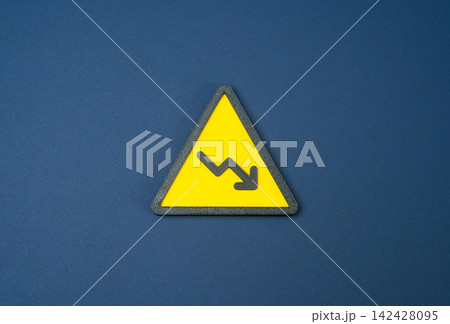 Falling symbol with a downward arrow. Declining trend warning and bad financial news. A downturn signals losses, falling performance and economic uncertainty. 142428095