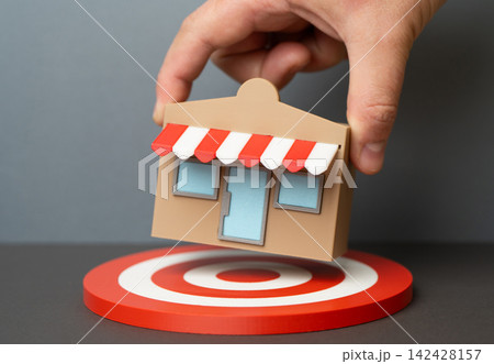 Choosing the best location to open a business with high coverage and heavy customer traffic. Site selection supports retail visibility, customer access and commercial success. 142428157