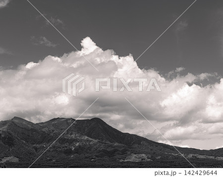 monochrome、阿蘇山を覆う夏の雲 monochrome、阿蘇山を覆う夏の雲 142429644