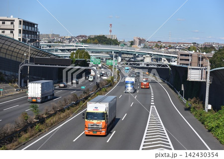 高速道路を走るトラック 高速道路を走るトラック 142430354