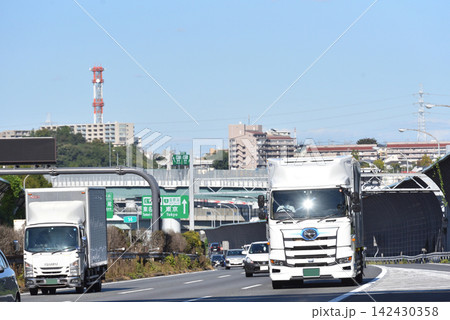 高速道路を走るトラック 高速道路を走るトラック 142430358