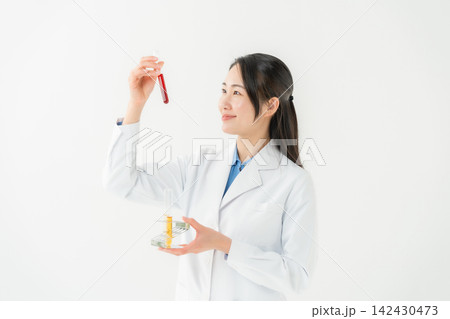 白衣の女性 研究員 白衣の女性 研究員 142430473