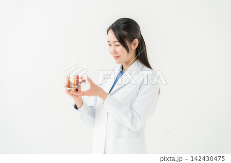 白衣の女性 研究員 白衣の女性 研究員 142430475