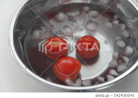 茹でたトマトを冷水にさらす様子 142430545