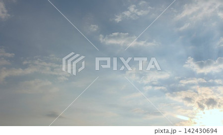 雲間から太陽の光が降り注ぐ青空 雲間から太陽の光が降り注ぐ青空 142430694