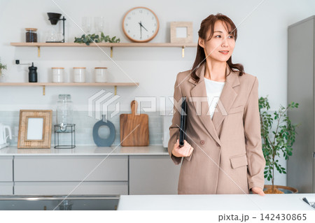住宅展示場,モデルルームで住まいの提案をする数宅メーカーの女性営業スタッフ 住宅展示場,モデルルームで住まいの提案をする数宅メーカーの女性営業スタッフ 142430865