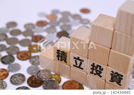 積立投資と日本円の硬貨 142430895