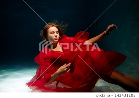 Scenic underwater portrait with flowing cloth and bright screen Scenic underwater portrait with flowing cloth and bright screen 142431105