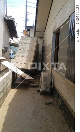西日本豪雨で被災し全壊した家屋の倉庫が倒壊した被災現場 西日本豪雨で被災し全壊した家屋の倉庫が倒壊した被災現場 142431122
