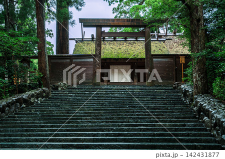 神秘の伊勢神宮内宮 雨の正宮 皇大神宮 神秘の伊勢神宮内宮 雨の正宮 皇大神宮 142431877