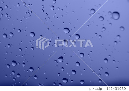 抽象背景 窓についた水滴 雨粒 抽象背景 窓についた水滴 雨粒 142431980