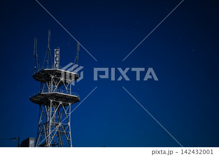 星空を背景にそびえる大型通信塔の夜景 星空を背景にそびえる大型通信塔の夜景 142432001