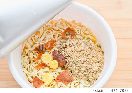 調理前のカップ麺 沖縄そば 調理前のカップ麺 沖縄そば 142432078
