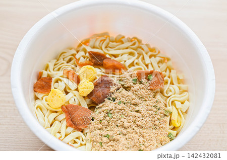 調理前のカップ麺　沖縄そば 142432081