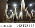 水害を防ぐ巨大治水施設「首都圏外郭放水路」。光芒とコンクリート柱が織りなす荘厳な地下空間の風景 142432142