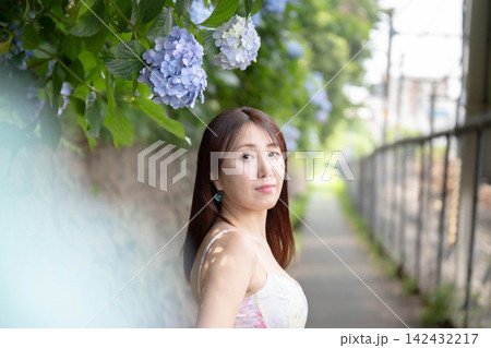 紫陽花と若い女性 紫陽花と若い女性 142432217